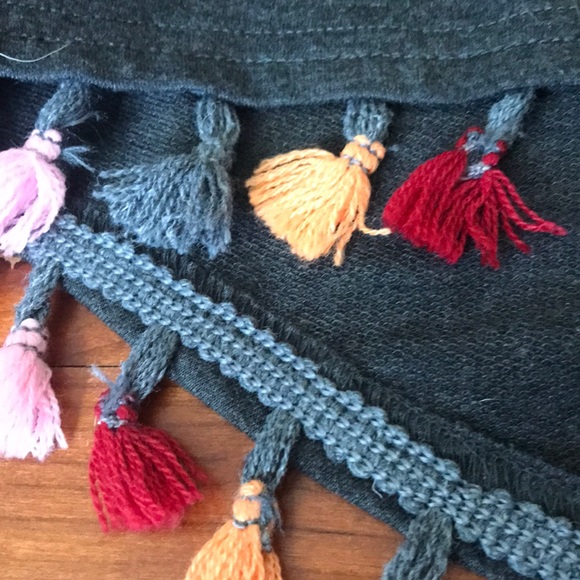 Colorful tasseled sweater - Picture 3 of 4